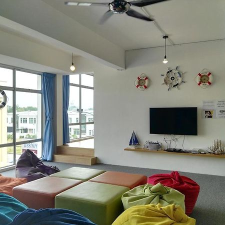 Roof Talk Theme Hostel Джохор-Бару Экстерьер фото