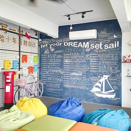 Roof Talk Theme Hostel Джохор-Бару Экстерьер фото