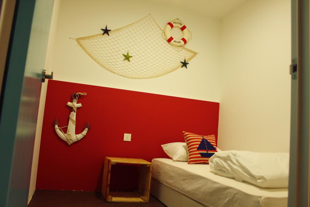 Roof Talk Theme Hostel Джохор-Бару Номер фото