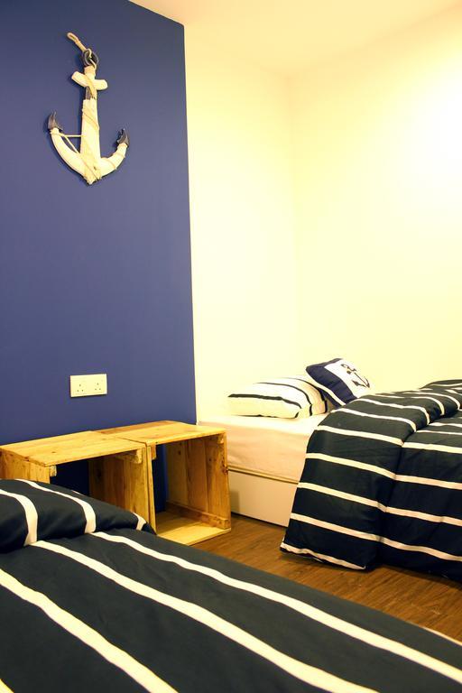 Roof Talk Theme Hostel Джохор-Бару Номер фото