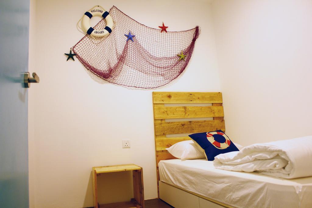 Roof Talk Theme Hostel Джохор-Бару Номер фото