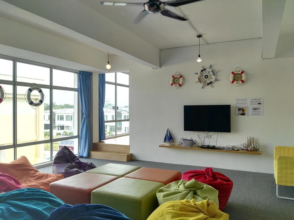 Roof Talk Theme Hostel Джохор-Бару Экстерьер фото