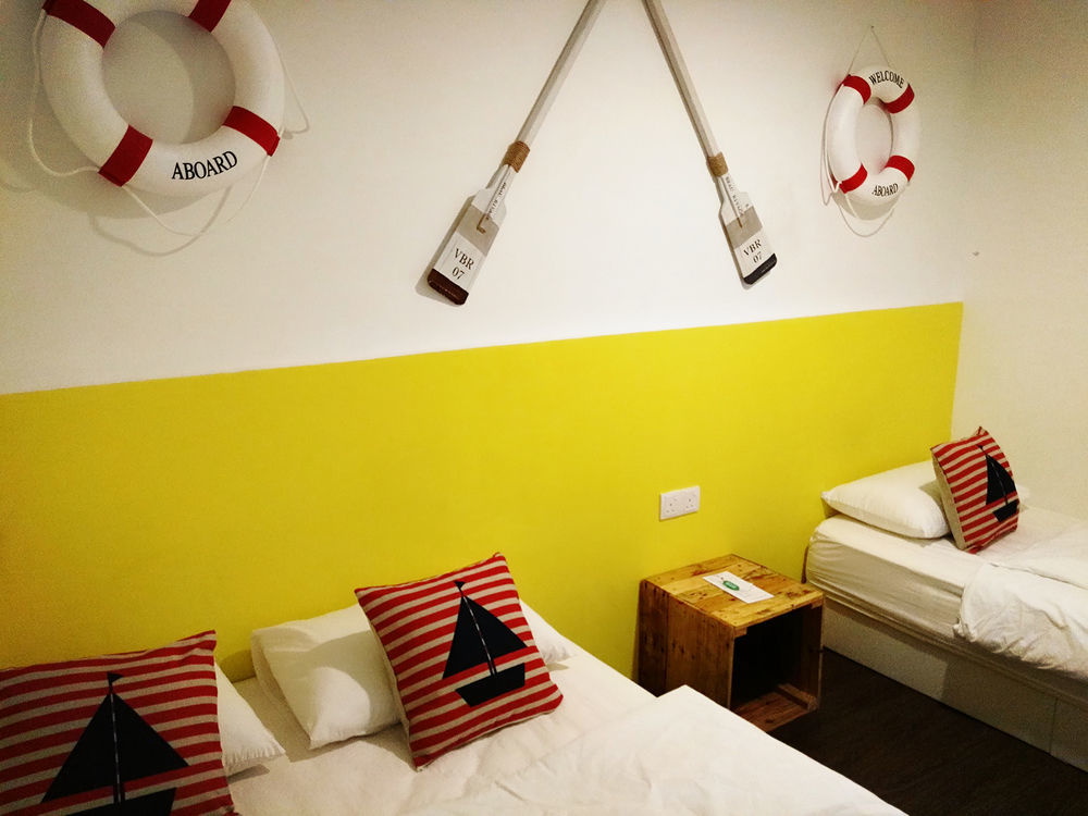 Roof Talk Theme Hostel Джохор-Бару Экстерьер фото